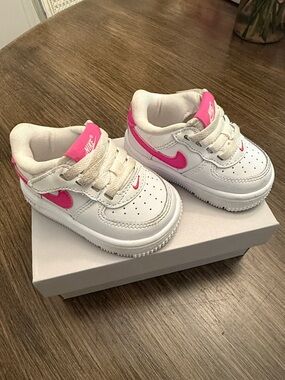 Nike Kids White & Hot Pink Low-Top Sneakers